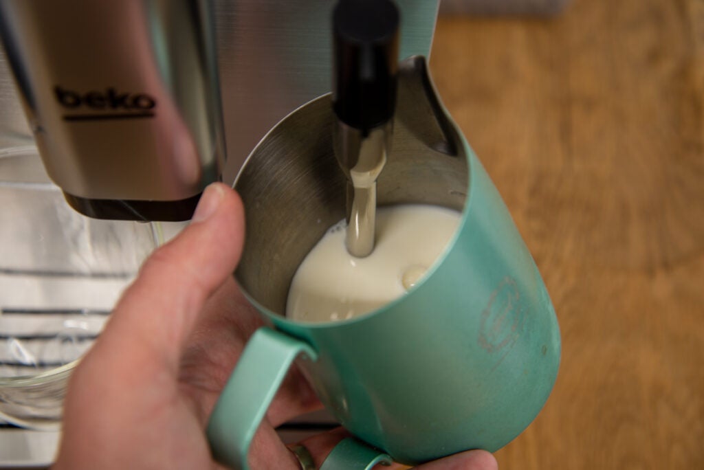 Beko Bean To Cup kaffemaskin med ångstav CEG5311 skummande mjölk